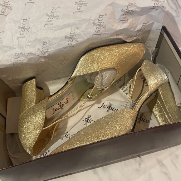 Gold Pumps Christmas Outfit - Picture 5 of 6